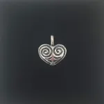 Vikingevedhæng i sølv - Hjerte amulet, vikingesmykke vikingesmykker, vedhæng i sølv ,hjerteamulet, hjerte, sølvhjerte, hjertesmykke, kærligheds, keltisk, ægte, sterling, vedhæng, til kæde, halssmykke, vikingetid, ribe, fund, museumssmykker, kopi, kopismykke, biti