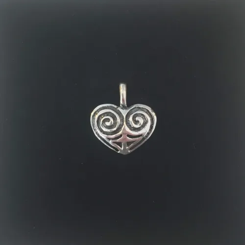 Vikingevedhæng i sølv - Hjerte amulet, vikingesmykke vikingesmykker, vedhæng i sølv ,hjerteamulet, hjerte, sølvhjerte, hjertesmykke, kærligheds, keltisk, ægte, sterling, vedhæng, til kæde, halssmykke, vikingetid, ribe, fund, museumssmykker, kopi, kopismykke, biti