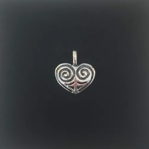 Vikingevedhæng i sølv - Hjerte amulet, vikingesmykke vikingesmykker, vedhæng i sølv ,hjerteamulet, hjerte, sølvhjerte, hjertesmykke, kærligheds, keltisk, ægte, sterling, vedhæng, til kæde, halssmykke, vikingetid, ribe, fund, museumssmykker, kopi, kopismykke, biti