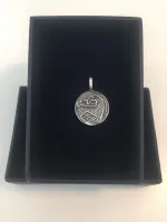 Vikingevedhæng i sølv Ribe mønt med hest, Odin, wotan, ribe, mønt, penge, fund, vikingefund, museums, kopi, riebe, vikingesmykke vikingesmykker vedhæng i sølv wotan mønt
