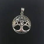 Vedhæng i sølv Livets træ Yggdrasil med hjerter. livstræ, livstræet, ask, ygdrasil, yggdrasil, yggdrassil, nordisk mytologi, nordiske guder, aser, asatro, freja, thor, odin, frej, loke, asgård, udgård, midgård, gamle guder, vikinge, symbol, kærlighed, hjerte, amulet, sølv, sølvvedhæng, sterling sølv, ægte sølv, flot, kvalitet, ribe, biti, vadehavet, nationalpark, thyr, frigg, mimers brønd, hugin, munin, odins ravne