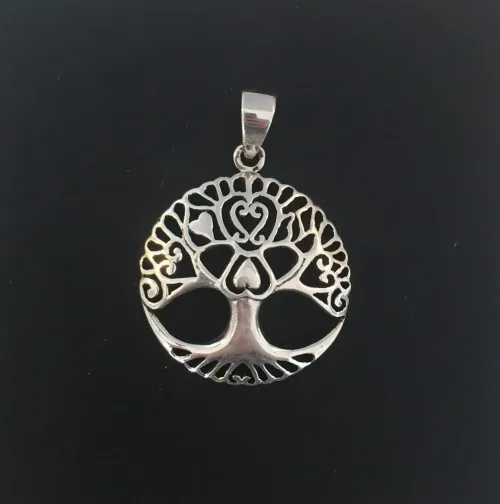 Vedhæng i sølv Livets træ Yggdrasil med hjerter. livstræ, livstræet, ask, ygdrasil, yggdrasil, yggdrassil, nordisk mytologi, nordiske guder, aser, asatro, freja, thor, odin, frej, loke, asgård, udgård, midgård, gamle guder, vikinge, symbol, kærlighed, hjerte, amulet, sølv, sølvvedhæng, sterling sølv, ægte sølv, flot, kvalitet, ribe, biti, vadehavet, nationalpark, thyr, frigg, mimers brønd, hugin, munin, odins ravne