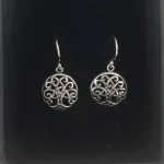 Vikingeøreringe i sølv - Livets træ Yggdrasil med keltisk krone, Vikingeøreringe i sølv - Livets træ Yggdrasil krummelurer, Vikingeøreringe i sølv - Livets træ Yggdrasil rund enkel, Vikingeøreringe i sølv - Livets træ Yggdrasil oval prik, livstræ, livstræet, ask, ygdrasil, yggdrassil, ovale, medaljon, fligran, yndige, feminine, lette, ægte, sølv, øreringe, ørenringe, smukke, kvalitet, specielle, vikinger, vikingesmykker, biti, ribe, freja, ydun, idun,