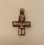 Vedhæng i Bronze - Kors med Kristus, prikkors, prikmønster, vikingesmykke - vikingevedhæng vedhæng bronze vikinge kors med figur, kristent, gammelt, original, ægte, kopi, fund, dansk, nordiske, guder, tro, mytologi, gaveide, kobber, kobberbryllup, konfirmation, biti, ribe, museumssmykker