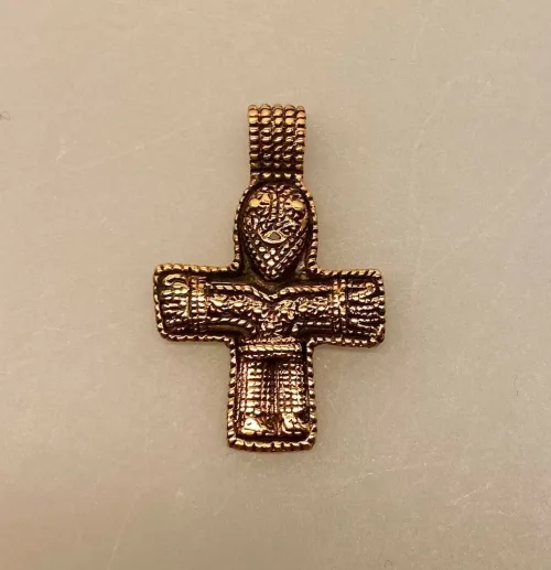 Vedhæng i Bronze - Kors med Kristus, prikkors, prikmønster, vikingesmykke - vikingevedhæng vedhæng bronze vikinge kors med figur, kristent, gammelt, original, ægte, kopi, fund, dansk, nordiske, guder, tro, mytologi, gaveide, kobber, kobberbryllup, konfirmation, biti, ribe, museumssmykker