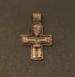Vedhæng i Bronze - Kors med Kristus, prikkors, prikmønster, vikingesmykke - vikingevedhæng vedhæng bronze vikinge kors med figur, kristent, gammelt, original, ægte, kopi, fund, dansk, nordiske, guder, tro, mytologi, gaveide, kobber, kobberbryllup, konfirmation, biti, ribe, museumssmykker