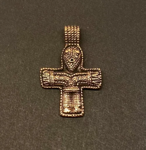 Vedhæng i Bronze - Kors med Kristus, prikkors, prikmønster, vikingesmykke - vikingevedhæng vedhæng bronze vikinge kors med figur, kristent, gammelt, original, ægte, kopi, fund, dansk, nordiske, guder, tro, mytologi, gaveide, kobber, kobberbryllup, konfirmation, biti, ribe, museumssmykker