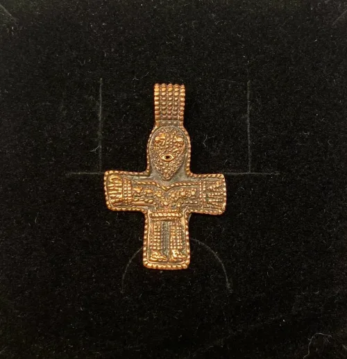 Vedhæng i bronze - Kors med Kristus vikingesmykke - vikingevedhæng vedhæng bronze vikinge kors med figur, kristent, gammelt, original, ægte, kopi, fund, dansk, nordiske, guder, tro, mytologi, gaveide, kober, kobberbryllup, konfirmation, biti, ribe