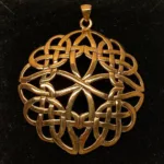 Vikinge vedhæng bronze - Stort Hængesmykke keltisk flet, vedhæng, bronze, smykke, vikingesmykke, museums, kopi, vikingefund, fund, danefæ, nordisk, mytologi, mythology, nordiske guder, nordisk tro, aser, asatro, gamle, ribe, vadehavet, biti, nordens ældste by, danmarks ældste by,