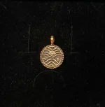 Vikinge vedhæng i bronze - Ribemønt Vikingesmykker - vikingevedhæng, vedhæng. Bronze. mønt, museumssmykker, vikingetiden, vikingefund, bracteat, vedhæng, bronze, sølvskat, mønt, mønter, kobber, bronzesmykker, vikingesmykker, vikingerne, ansgar, ribe, udgravninger, kopismykker, speciel, billig, dansk, historiske, arkælogisk, fund, biti, vadehavet, nationalpark, marsken