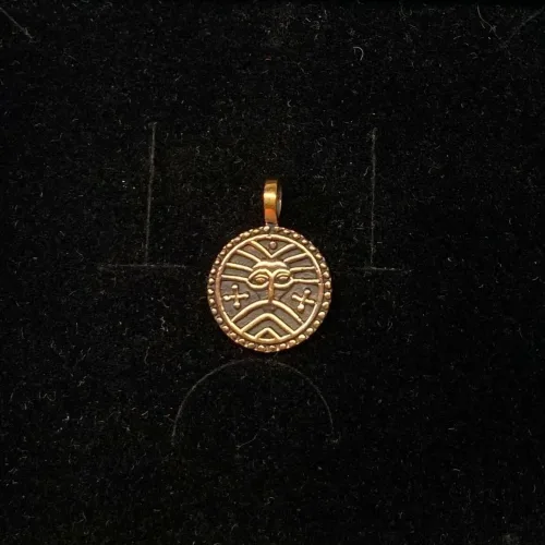 Vikinge vedhæng i bronze - Ribemønt Vikingesmykker - vikingevedhæng, vedhæng. Bronze. mønt, museumssmykker, vikingetiden, vikingefund, bracteat, vedhæng, bronze, sølvskat, mønt, mønter, kobber, bronzesmykker, vikingesmykker, vikingerne, ansgar, ribe, udgravninger, kopismykker, speciel, billig, dansk, historiske, arkælogisk, fund, biti, vadehavet, nationalpark, marsken