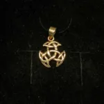 Vikinge vedhæng i bronze - Det kosmiske hjul lille, Vikinge vedhæng i bronze - Det kosmiske hjul S, evigheden, kosmisk, hjul, uendelig, livets gang, magiske tre. triskele, triscal, knude, vedhæng, bronze, museumssmykke, museums smykker, vikinger, vikingesmykker, vikingefund, freja, konfirmation, gave, gaveide, gyldent, billigt, flot, specielt, amulet, held, kopi, fund, ribe, biti, halskæde