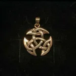 Vikinge vedhæng i bronze - Det kosmiske hjul mellem, Vikinge vedhæng i bronze - Det kosmiske hjul mellem, Vikingevedhæng i bronze - Det kosmiske hjul, evigheden, det magiske tal tre, vikingevedhæng, vikingesmykke, bronzesmykke, museums smykker, museumssmykker, kopismykker, vikinge kopi, smykkefund, oldtidsfund, nordens ældste by, ribe, vikingeby, nordiske guder, nordisk mytologi, aser, vikingeguder, asatro, thor, odin, freja, frej, thyr, mjølner, fenris, loke, udgård, asgård, midgård, frigg, hugin, munin