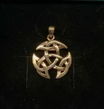 Vikinge vedhæng i bronze - Det kosmiske hjul mellem, Vikinge vedhæng i bronze - Det kosmiske hjul mellem, Vikingevedhæng i bronze - Det kosmiske hjul, evigheden, det magiske tal tre, vikingevedhæng, vikingesmykke, bronzesmykke, museums smykker, museumssmykker, kopismykker, vikinge kopi, smykkefund, oldtidsfund, nordens ældste by, ribe, vikingeby, nordiske guder, nordisk mytologi, aser, vikingeguder, asatro, thor, odin, freja, frej, thyr, mjølner, fenris, loke, udgård, asgård, midgård, frigg, hugin, munin