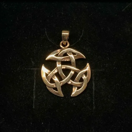 Vikinge vedhæng i bronze - Det kosmiske hjul mellem, Vikinge vedhæng i bronze - Det kosmiske hjul mellem, Vikingevedhæng i bronze - Det kosmiske hjul, evigheden, det magiske tal tre, vikingevedhæng, vikingesmykke, bronzesmykke, museums smykker, museumssmykker, kopismykker, vikinge kopi, smykkefund, oldtidsfund, nordens ældste by, ribe, vikingeby, nordiske guder, nordisk mytologi, aser, vikingeguder, asatro, thor, odin, freja, frej, thyr, mjølner, fenris, loke, udgård, asgård, midgård, frigg, hugin, munin