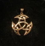 Vikinge vedhæng i bronze - Det kosmiske hjul størst, Vikinge vedhæng i bronze - Det kosmiske hjul stort, Vikinge vedhæng i bronze - Det kosmiske hjul mellem, Vikinge vedhæng i bronze - Det kosmiske hjul mellem, Vikingevedhæng i bronze - Det kosmiske hjul, evigheden, det magiske tal tre, vikingevedhæng, vikingesmykke, bronzesmykke, museums smykker, museumssmykker, kopismykker, vikinge kopi, smykkefund, oldtidsfund, nordens ældste by, ribe, vikingeby, nordiske guder, nordisk mytologi, aser, vikingeguder, asatro, thor, odin, freja, frej, thyr, mjølner, fenris, loke, udgård, asgård, midgård, frigg, hugin, munin