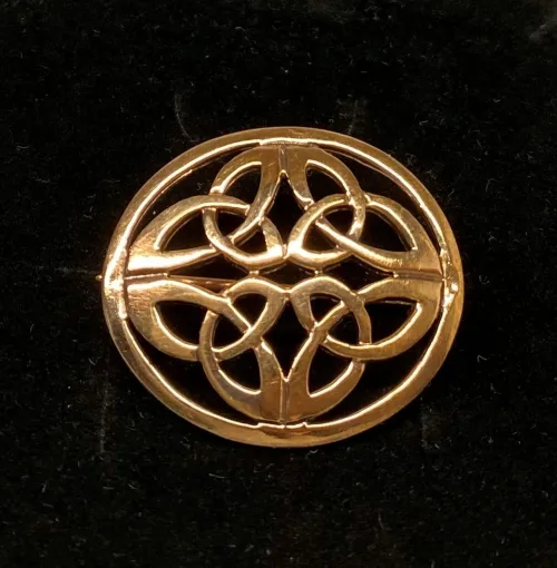 Vikingebroche i bronze - Keltisk flet evigheden, oval, broche, bronze, vikinge, smykker, kopismykker, vikingekopi, keltisk, museumssmykker, vikingefund, fund, danefæ, nordisk, aser, asatro, asgård, midgård, udgård, odin, thor, ydun, idun, freja, ribe, vadehavet, nordens ældste by, danmarks ældste by, biti
