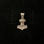 Vikingevedhæng i sølv- Lille Thorshammer med ravn, vikinger, vikingesmykker, mjølner, thor, gamle, fund, vikingetiden, original, ægte, vikingefund, sølv, museumssmykker, kvalitet, specielle, gave, gaveide, konfirmation, barnedåb, biti, ribe