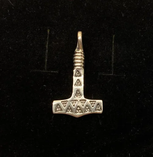 Vikingevedhæng i sølv - Thors hammer 3 x 3, magisk, tal, tre, mjølner, asatro, konfirmation, amulet, asgård, udgård, midgård, vikingefund, museums, kopi, smykker, sølvvedhæng, kædevedhæng, vedhæng til kæder