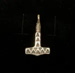 Vikingevedhæng i sølv - Thors hammer 3 x 3, magisk, tal, tre, mjølner, asatro, konfirmation, amulet, asgård, udgård, midgård, vikingefund, museums, kopi, smykker, sølvvedhæng, kædevedhæng, vedhæng til kæder