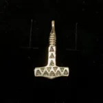 Vikingevedhæng i sølv - Thors hammer 3 x 3, magisk, tal, tre, mjølner, asatro, konfirmation, amulet, asgård, udgård, midgård, vikingefund, museums, kopi, smykker, sølvvedhæng, kædevedhæng, vedhæng til kæder