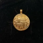 Vikingevedhæng i bronze - De fire hjørner, elementer, symbolik, vikinger, vikingesmykker, museums, smyker, vedhæng, gyldent, guldfarvet, fund, original, vikingetiden, gamle, nordiske, guder, mytologi, tro, aser, thor, ribe, ansgar, biti