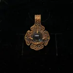 Vikingevedhæng i bronze Gotlandsk Bjergkrystal - Firdelt, vikingesmykker - vikingevedhæng m gotlandsk krystal, vikingesmykker, museumssmykker, museums, kopi, kopismykker, gamle, guder, aser, asatro, keltisk, fund, vikingemotiv, vikingetiden, udgravninger, sten, klar, krystaller, gylden, bronze, smykker, vedhæng, kæde, halssmykker, biti, ribe