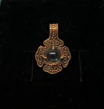 Vikingevedhæng i bronze Gotlandsk Bjergkrystal - Firdelt, vikingesmykker - vikingevedhæng m gotlandsk krystal, vikingesmykker, museumssmykker, museums, kopi, kopismykker, gamle, guder, aser, asatro, keltisk, fund, vikingemotiv, vikingetiden, udgravninger, sten, klar, krystaller, gylden, bronze, smykker, vedhæng, kæde, halssmykker, biti, ribe