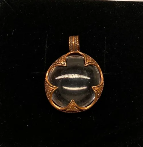 Vikingevedhæng i bronze - Gotlandsk Bjergkrystal - Stor flad, Vikingevedhæng i bronze - Gotlandsk Bjergkrystal lille, museumssmykker, vikingesmykker, vedhæng, bronze, kobber, fund, udgravninger, kopi, smykker, ægte, original, aser, gamle, nordiske, guder, mytologi, nordisk, vikingetiden, biti, ribe, XL