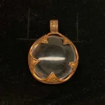 Vikingevedhæng i bronze - Gotlandsk Bjergkrystal - Stor flad, Vikingevedhæng i bronze - Gotlandsk Bjergkrystal lille, museumssmykker, vikingesmykker, vedhæng, bronze, kobber, fund, udgravninger, kopi, smykker, ægte, original, aser, gamle, nordiske, guder, mytologi, nordisk, vikingetiden, biti, ribe, XL