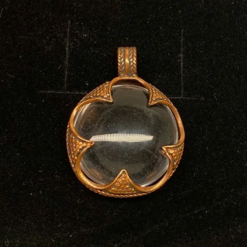 Vikingevedhæng i bronze - Gotlandsk Bjergkrystal - Stor flad, Vikingevedhæng i bronze - Gotlandsk Bjergkrystal lille, museumssmykker, vikingesmykker, vedhæng, bronze, kobber, fund, udgravninger, kopi, smykker, ægte, original, aser, gamle, nordiske, guder, mytologi, nordisk, vikingetiden, biti, ribe, XL