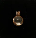 Vikingevedhæng i bronze - Gotlandsk Bjergkrystal stor, kugle, Vikingevedhæng i bronze - Gotlandsk Bjergkrystal lille, museumssmykker, vikingesmykker, vedhæng, bronze, kobber, fund, udgravninger, kopi, smykker, ægte, original, aser, gamle, nordiske, guder, mytologi, nordisk, vikingetiden, biti, ribe