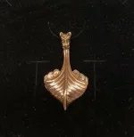Vikingevedhæng i bronze - Vikingeskib "Stævn med drage" Vikingesmykke vikingeskib - vikingevedhæng skib stævn bronze