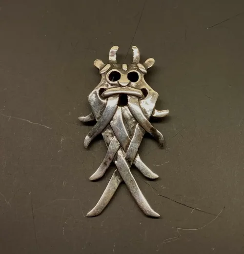 Vikingevedhæng i sølv - Odinmaske L, Vikingevedhæng i sølv - Odinmaske M, odin, øverste, gud, as, aser, vikinger, vikingegud, gamle, nordiske, guder, asgård, midgård, vikingetro, vikingesmykker, vikingefund, vikingetiden, smykker, fund, udgravninger, århusmasken, Aarhusmasken, sølvvedhæng, ægte, original, sterling sølv, ribe, ansgar, museumssmykker, moesgaard, museum, ældste, by, biti, domkirke, museums, kopismykker, kopi, danefæ