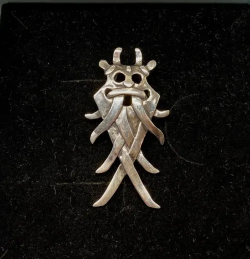 Vikingevedhæng i sølv - Odinmaske L, Vikingevedhæng i sølv - Odinmaske M, odin, øverste, gud, as, aser, vikinger, vikingegud, gamle, nordiske, guder, asgård, midgård, vikingetro, vikingesmykker, vikingefund, vikingetiden, smykker, fund, udgravninger, århusmasken, Aarhusmasken, sølvvedhæng, ægte, original, sterling sølv, ribe, ansgar, museumssmykker, moesgaard, museum, ældste, by, biti, domkirke, museums, kopismykker, kopi, danefæ
