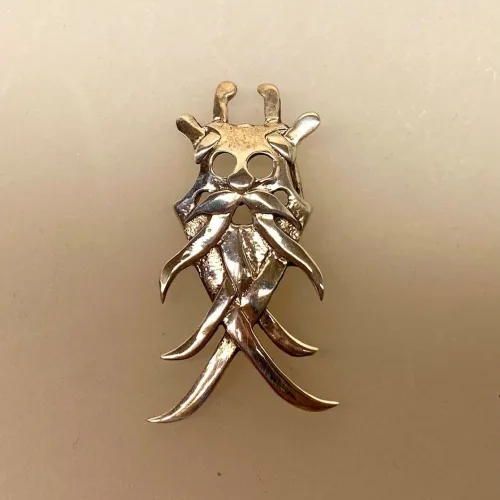 Vikingevedhæng i sølv - Odinmaske M, odin, øverste, gud, as, aser, vikinger, vikingegud, gamle, nordiske, guder, asgård, midgård, vikingetro, vikingesmykker, vikingefund, vikingetiden, smykker, fund, udgravninger, århusmasken, Aarhusmasken, sølvvedhæng, ægte, original, sterling sølv, ribe, ansgar, museumssmykker, moesgaard, museum, ældste, by, biti, domkirke, museums, kopismykker, kopi, danefæ