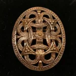 Vikingevedhæng og broche i bronze - Skjold i Borrestil vikingevedhæng vikingebroche bronze skjold, vikingesmykker, skjoldmø, broche, vedhæng, bronze, bronzesmykke, stort, markant, specielt, fletværk, gylden, museums, aser, gamle, nordiske, guder, vikingefund, norsisk, mytologi, feminin, beskyttelse, gaveide, vikingeby, biti, ribe, fund, udgravninger