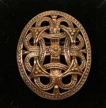 Vikingevedhæng og broche i bronze - Skjold i Borrestil vikingevedhæng vikingebroche bronze skjold, vikingesmykker, skjoldmø, broche, vedhæng, bronze, bronzesmykke, stort, markant, specielt, fletværk, gylden, museums, aser, gamle, nordiske, guder, vikingefund, norsisk, mytologi, feminin, beskyttelse, gaveide, vikingeby, biti, ribe, fund, udgravninger