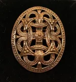 Vikingevedhæng og broche i bronze - Skjold i Borrestil vikingevedhæng vikingebroche bronze skjold, vikingesmykker, skjoldmø, broche, vedhæng, bronze, bronzesmykke, stort, markant, specielt, fletværk, gylden, museums, aser, gamle, nordiske, guder, vikingefund, norsisk, mytologi, feminin, beskyttelse, gaveide, vikingeby, biti, ribe, fund, udgravninger