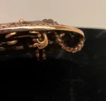 Vikingevedhæng og broche i bronze - Skjold i Borrestil vikingevedhæng vikingebroche bronze skjold, vikingesmykker, skjoldmø, broche, vedhæng, bronze, bronzesmykke, stort, markant, specielt, fletværk, gylden, museums, aser, gamle, nordiske, guder, vikingefund, norsisk, mytologi, feminin, beskyttelse, gaveide, vikingeby, biti, ribe, fund, udgravninger