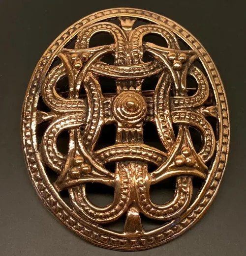 Vikingevedhæng og broche i bronze - Skjold i Borrestil vikingevedhæng vikingebroche bronze skjold, vikingesmykker, skjoldmø, broche, vedhæng, bronze, bronzesmykke, stort, markant, specielt, fletværk, gylden, museums, aser, gamle, nordiske, guder, vikingefund, norsisk, mytologi, feminin, beskyttelse, gaveide, vikingeby, biti, ribe, fund, udgravninger