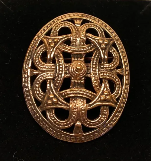 Vikingevedhæng og broche i bronze - Skjold i Borrestil vikingevedhæng vikingebroche bronze skjold, vikingesmykker, skjoldmø, broche, vedhæng, bronze, bronzesmykke, stort, markant, specielt, fletværk, gylden, museums, aser, gamle, nordiske, guder, vikingefund, norsisk, mytologi, feminin, beskyttelse, gaveide, vikingeby, biti, ribe, fund, udgravninger