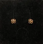 Vikingeørestikkere Bronze - Jordknuden Lille, vikinger, vikingesmykker, vikingeørestikkere, ørestikkere, studs, bronze, guld, ægte, vikingetiden, keltiske, gyldne, små, flettede, fletværk, kopismykker, kopi, fund, udgravninger, guldskat, sølvskat, vikingekopi, museumssmykker, museumssmykke, knude, knuder, interessante, flotte, specielle, nordiske, guder, aser, asatro, solhverv, evigheden, infinity, never ending, amulet, amuletter, harmoni, harmoniske, ribe, ansgar, dagmar, vadehavet, domkirkepladsen, domkirke, biti,