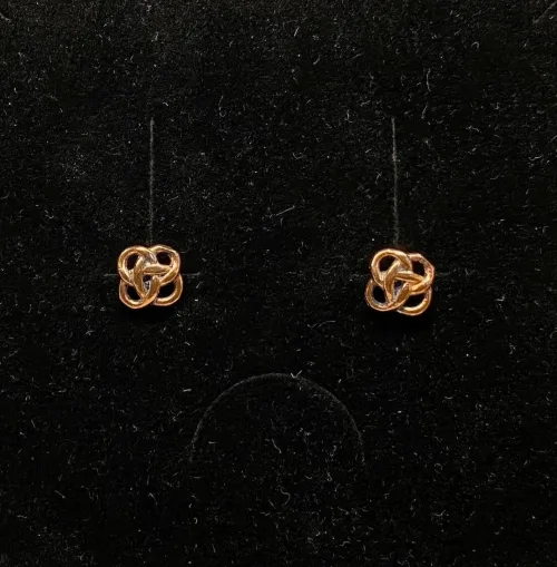 Vikingeørestikkere Bronze - Jordknuden Lille, vikinger, vikingesmykker, vikingeørestikkere, ørestikkere, studs, bronze, guld, ægte, vikingetiden, keltiske, gyldne, små, flettede, fletværk, kopismykker, kopi, fund, udgravninger, guldskat, sølvskat, vikingekopi, museumssmykker, museumssmykke, knude, knuder, interessante, flotte, specielle, nordiske, guder, aser, asatro, solhverv, evigheden, infinity, never ending, amulet, amuletter, harmoni, harmoniske, ribe, ansgar, dagmar, vadehavet, domkirkepladsen, domkirke, biti,