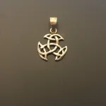 Vikinge vedhæng i bronze - Det kosmiske hjul S, evigheden, kosmisk, hjul, uendelig, livets gang, magiske tre. triskele, triscal, knude, vedhæng, bronze, museumssmykke, museums smykker, vikinger, vikingesmykker, vikingefund, freja, konfirmation, gave, gaveide, gyldent, billigt, flot, specielt, amulet, held, kopi, fund, ribe, biti, halskæde