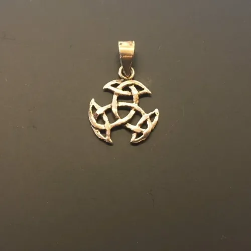 Vikinge vedhæng i bronze - Det kosmiske hjul S, evigheden, kosmisk, hjul, uendelig, livets gang, magiske tre. triskele, triscal, knude, vedhæng, bronze, museumssmykke, museums smykker, vikinger, vikingesmykker, vikingefund, freja, konfirmation, gave, gaveide, gyldent, billigt, flot, specielt, amulet, held, kopi, fund, ribe, biti, halskæde