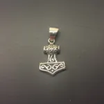 Vikingevedhæng i sølv- Lille Thorshammer med ravn, vikinger, vikingesmykker, mjølner, thor, gamle, fund, vikingetiden, original, ægte, vikingefund, sølv, museumssmykker, kvalitet, specielle, gave, gaveide, konfirmation, barnedåb, biti, ribe