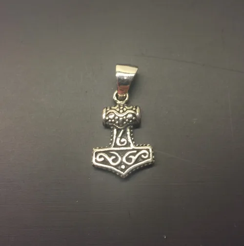 Vikingevedhæng i sølv- Lille Thorshammer med ravn, vikinger, vikingesmykker, mjølner, thor, gamle, fund, vikingetiden, original, ægte, vikingefund, sølv, museumssmykker, kvalitet, specielle, gave, gaveide, konfirmation, barnedåb, biti, ribe