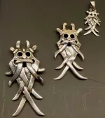 Vikingevedhæng i sølv - Odinmaske L, Vikingevedhæng i sølv - Odinmaske M, odin, øverste, gud, as, aser, vikinger, vikingegud, gamle, nordiske, guder, asgård, midgård, vikingetro, vikingesmykker, vikingefund, vikingetiden, smykker, fund, udgravninger, århusmasken, Aarhusmasken, sølvvedhæng, ægte, original, sterling sølv, ribe, ansgar, museumssmykker, moesgaard, museum, ældste, by, biti, domkirke, museums, kopismykker, kopi, danefæ