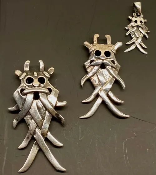 Vikingevedhæng i sølv - Odinmaske L, Vikingevedhæng i sølv - Odinmaske M, odin, øverste, gud, as, aser, vikinger, vikingegud, gamle, nordiske, guder, asgård, midgård, vikingetro, vikingesmykker, vikingefund, vikingetiden, smykker, fund, udgravninger, århusmasken, Aarhusmasken, sølvvedhæng, ægte, original, sterling sølv, ribe, ansgar, museumssmykker, moesgaard, museum, ældste, by, biti, domkirke, museums, kopismykker, kopi, danefæ